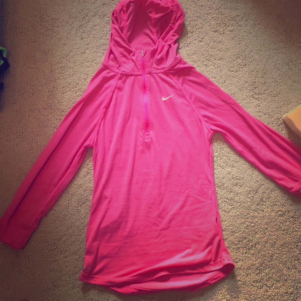 SUPER CUTE AND COMFORTABLE NIKE QUARTER ZIP UP!